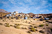 Marocco meridionale - Escursione a piedi nei pressi di Tafraoute, lungo il sentiero che porta alle rocce dipinte e alla roccia chiamata 'il cappello di Napoleone'. 